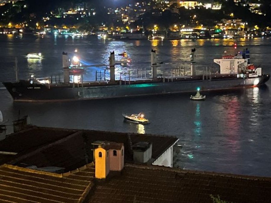 Panik në Stamboll, anijes së nisur nga Ukraina i bllokohet timoni në lëvizje në ngushticën e Bosforit