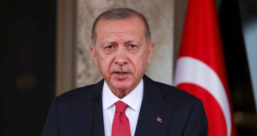 Turqia e gatshme ta ndihmojë Kosovën e Serbinë në dialog, thotë Erdogan nga Beogradi