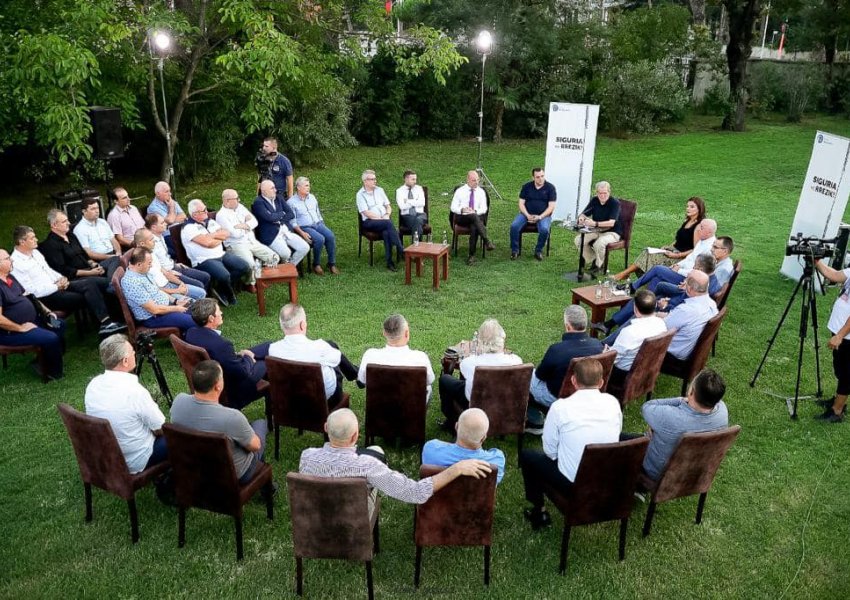 Berisha publikon fotot e takimit me ekspertët e rendit dhe të sigurisë