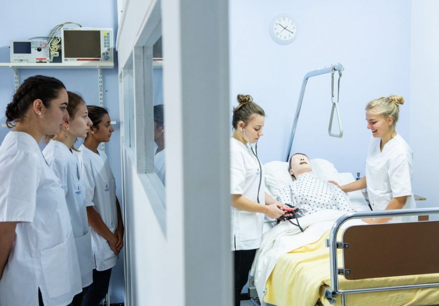 Sa është paga e një infermieri në Belgjikë: Guidë