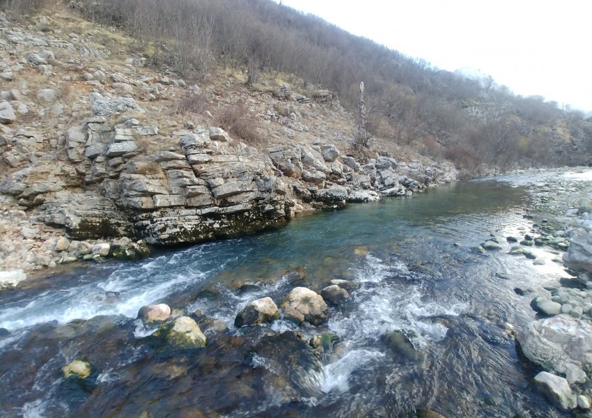 Humb jetën një adoleshent në Mat, bie në brigjet e thepisura të lumit Urakë