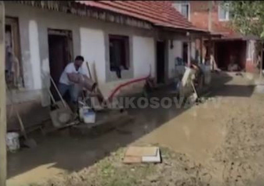 VIDEO/ Banorët heqin baltën me kova nga shtëpitë e tyre pas vërshimeve të mëdha