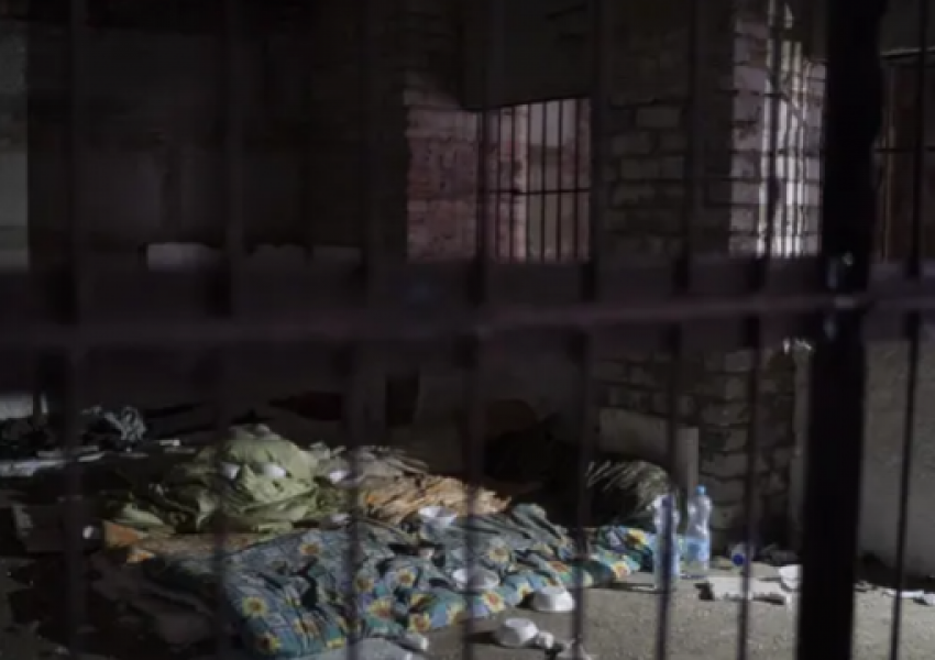 Prokurorët ukrainas kontrolle në fshatin e çliruar, gjendet bodrumi kur rusët torturonin civilët