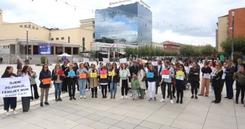 Protestojnë prindërit, kërkojnë hapjen e çerdheve