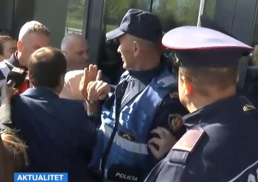 LIVE/ Tensionohet situata, Bërxulla përplaset me policinë te Kadastra: Duam pronat tona, hapni derën! 