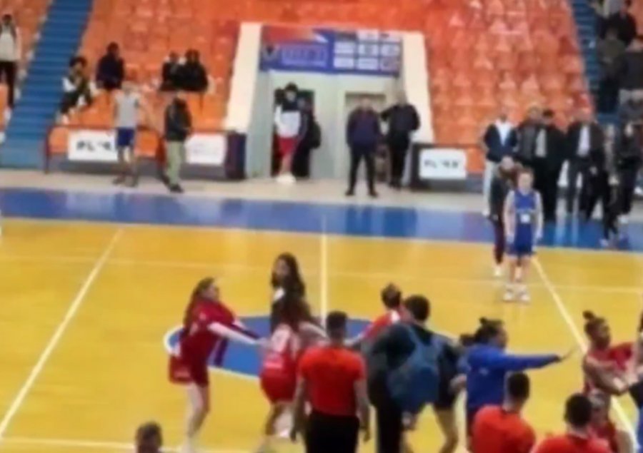 VIDEO/ Sherr femrash në derbin e basketbollit Partizani-Tirana, meshkujt godasin lojtaret amerikane  