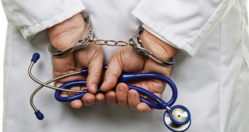 Këta janë dy mjekët e arrestuar në Gjilan, dyshohen se u kërkuan para pacientëve