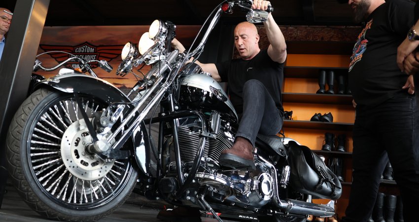 Haradinaj shijon momente në një ”Harley Davidson”