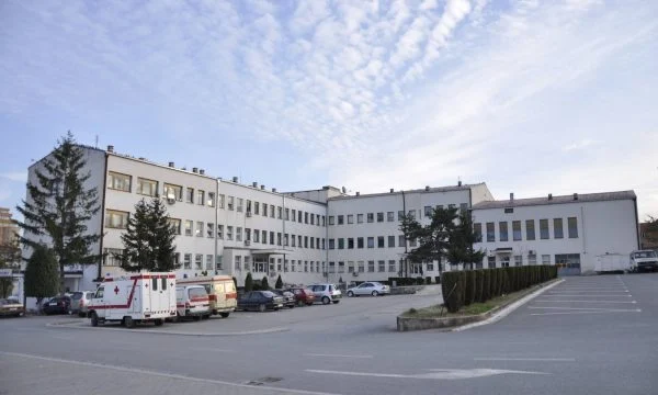 Flet drejtori i Spitalit të Gjilanit: Mjekët u arrestuan gjatë kujdestarisë 