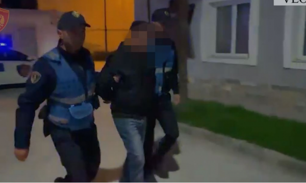 Rrahja e gruas e nipit të saj në Vlorë dhe vënia e zjarrit në banesë, arrestohen dy kosovarë 