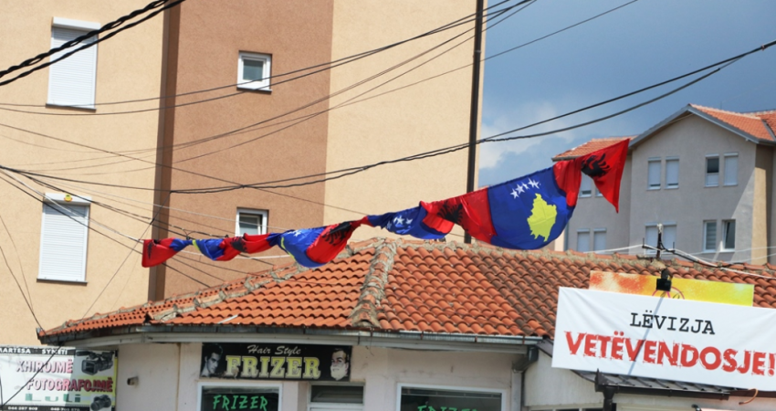 Flamujt e vjetër të Kosovës dhe Shqipërisë në Lagjen e Boshnjakëve, zëvendësohen me të rinj
