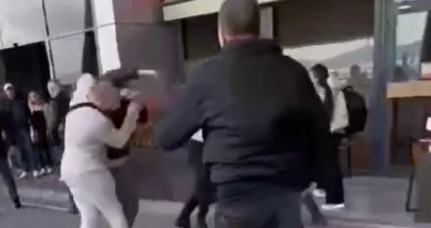 Plas grushti mes disa personave në aeroportin “Adem Jashari” në Prishtinë