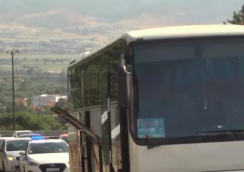 Përfshihet nga flakët një autobus me turistë në Greqi