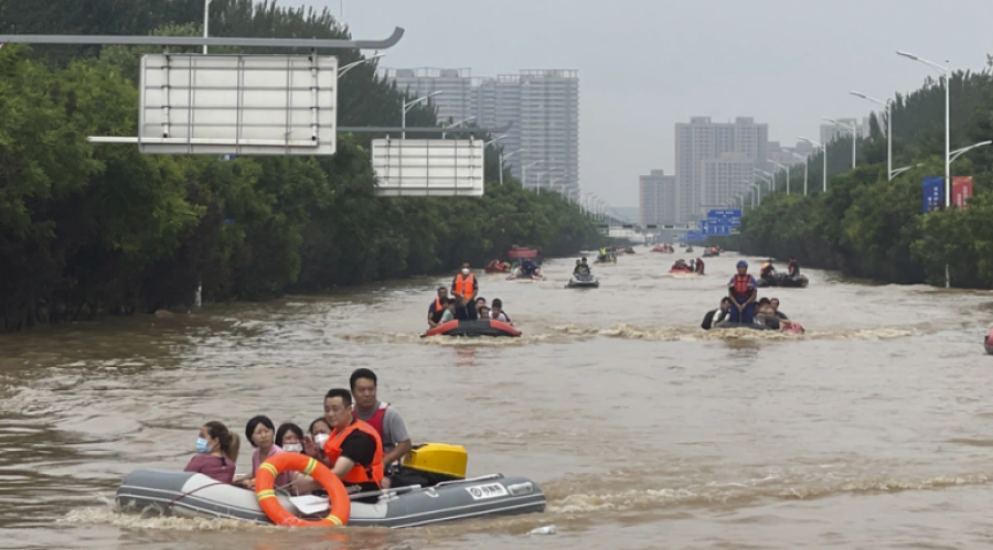 Moti i keq në veri të Kinës/ Rrugët kthehen në lumenj, banorët: Prej 40 vitesh nuk ishim përballur me këtë situatë