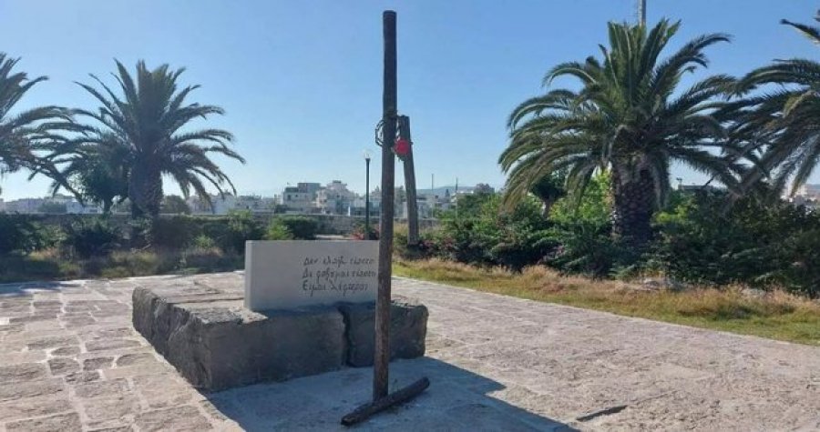 Dhunohet varri i shkrimtarit Nikos Kazantzakis në Kretë, thyhet kryqi prej druri