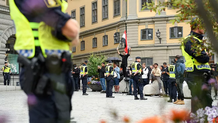 Suedia sforcohet për të trajtuar pasojat e protestave ku djegin Kuranin