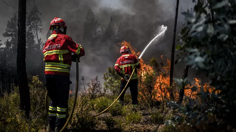 Zjarret: Qindra të evakuuar në Sardenjë të Italisë, vatra të reja ndizen dhe në Portugali e Qipro