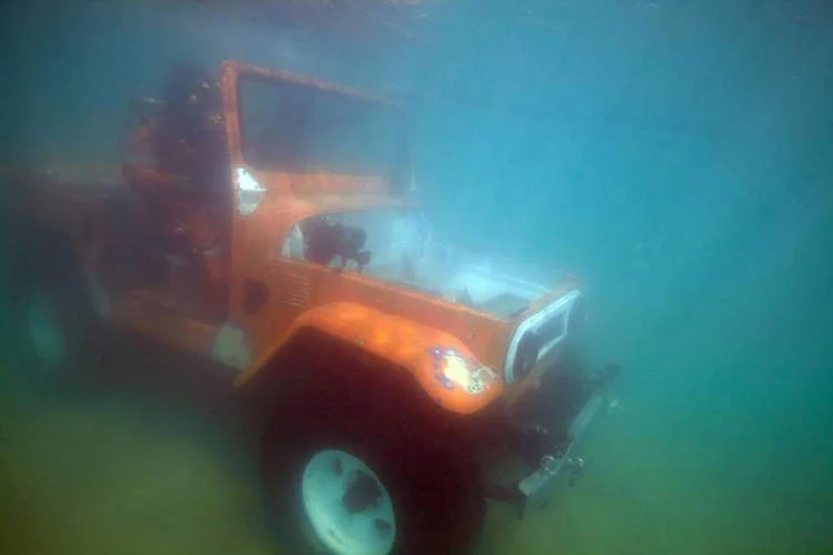 VIDEO/ ‘Toyota Land Cruiser’ ecën 7 km nën ujë, vendos rekord të ri botëror