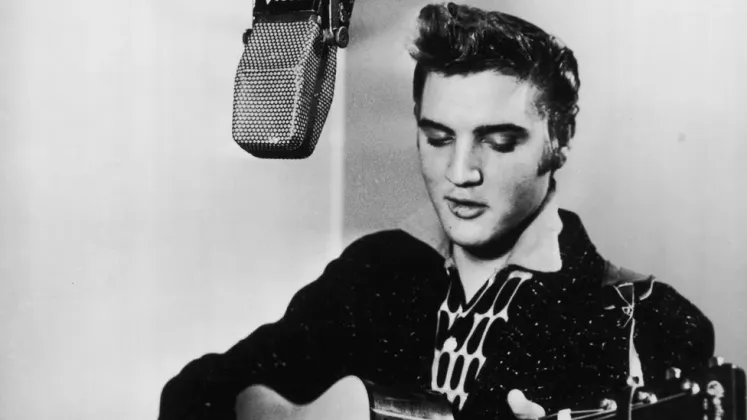 Palltoja e Elvis Presleyt shitet në ankand për 163 000 dollarë!