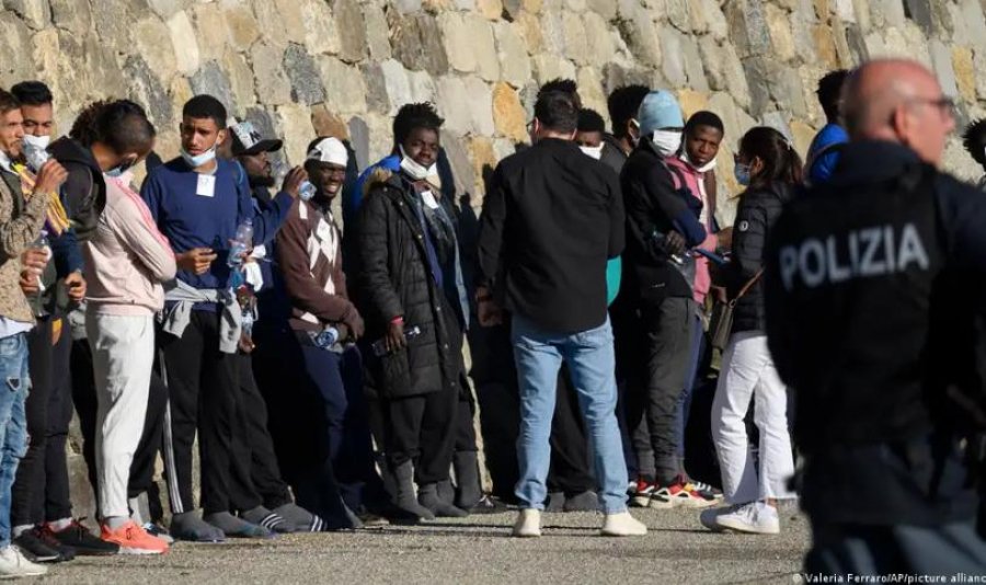 Frontex: Shifra të papara të hyrjeve të paligjshme të emigrantëve në BE