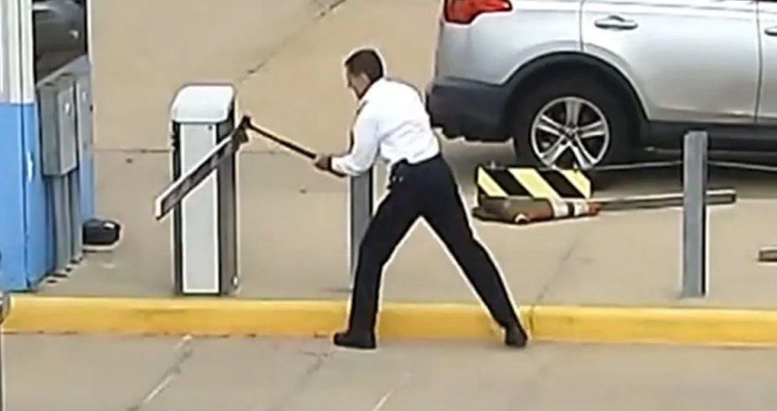 Piloti nervozohet keq, pret me sepatë portën e parkingut të aeroportit 