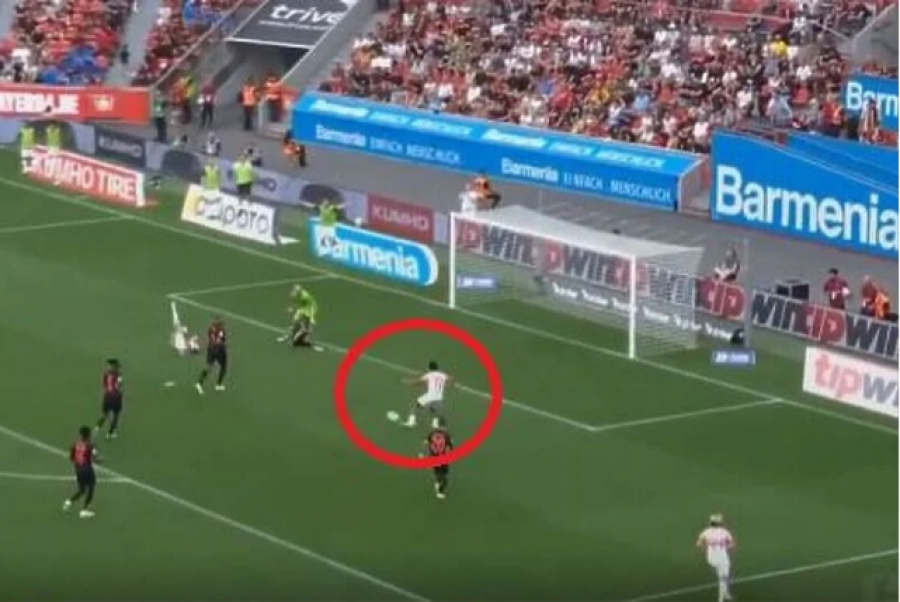 VIDEO/ Një gabim i vështirë për t'u shpjeguar, spektatorët në stadium habiten me gafën e lojtarit të Leipzig