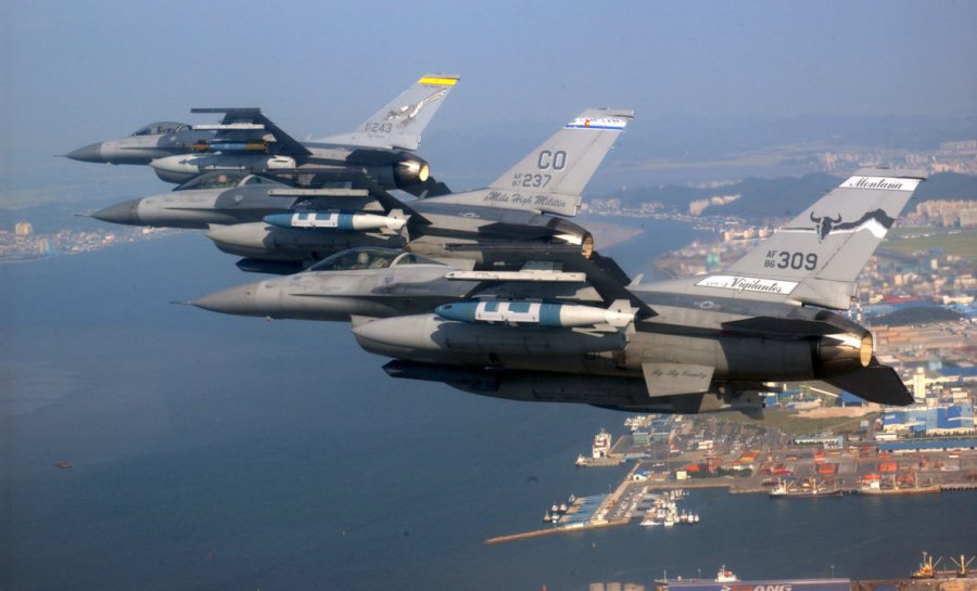 SHBA do dërgojë avionë luftarakë F16/ Ukraina nis trajnimin e pilotëve