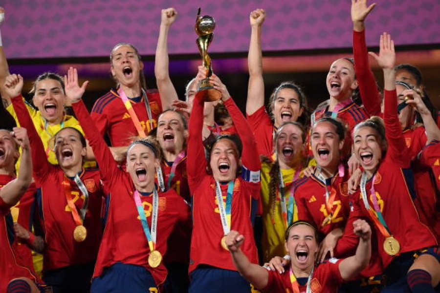 Për herë të parë në histori, Spanja për femra ngre në qiell trofeun e Kupës së Botës
