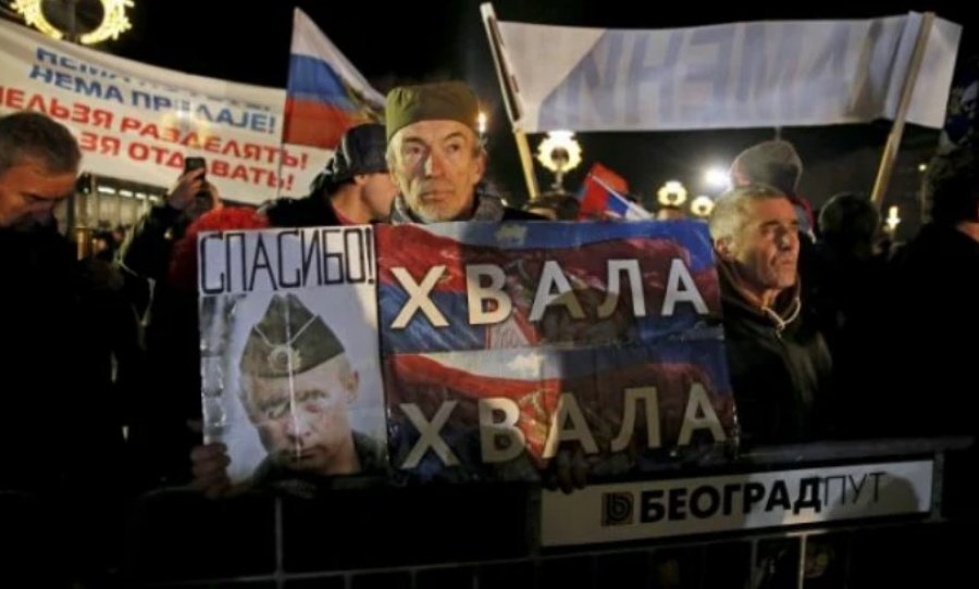 Në Moskë ngriten flamuj serbë dhe mesazhe 'kur ushtria të kthehet në Kosovë'