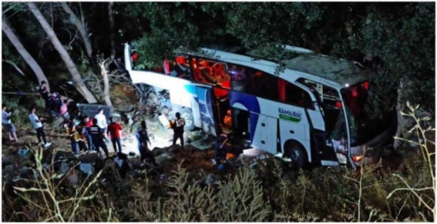 Tragjedi në Turqi, autobusi bie nga 30 metra lartësi, 12 të vdekur dhe 19 të plagosur