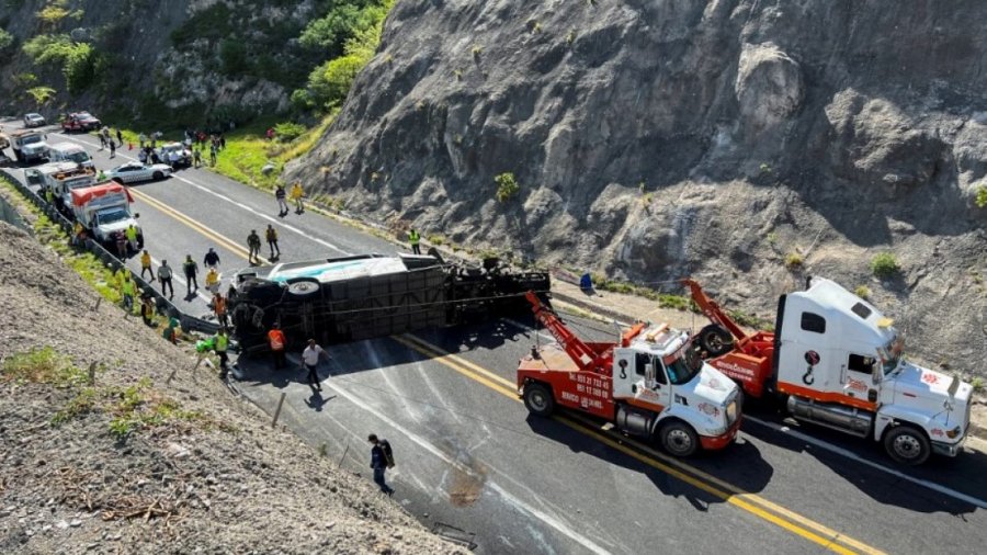 Autobusi përplaset me një kamion, humbin jetën 15 emigrantë