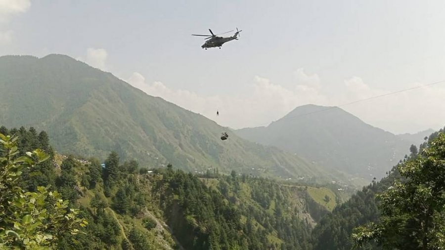 Pakistan- Katër të shpëtuar ndërsa ushtria vijon përpjekjet për të shpëtuar fëmijët e mbetur të varur në teleferik mbi luginë