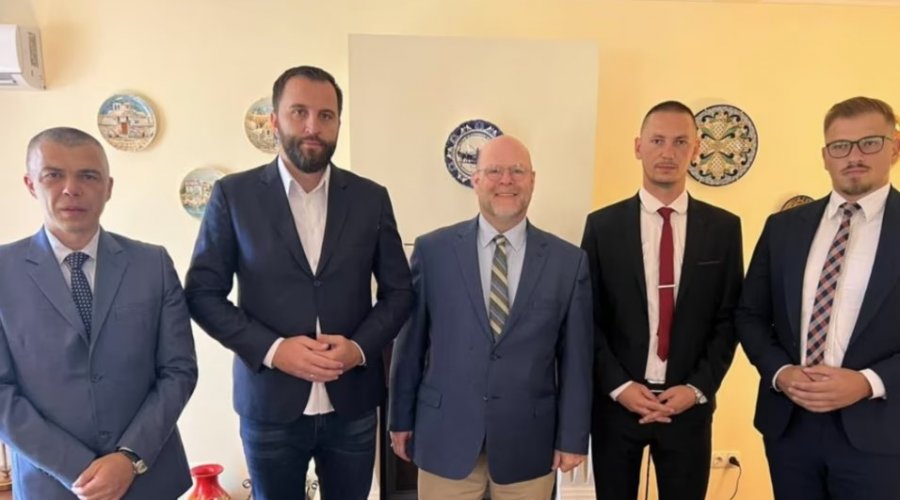 Ambasadori Hovenier i pret në takim disa politikanë serbë të Kosovës