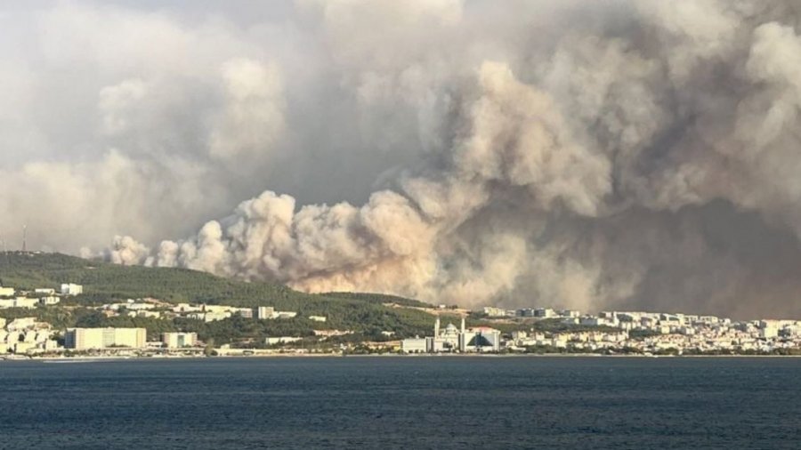 Mbyllet ngushtica e Dardaneleve për shkak të zjarreve në Turqi