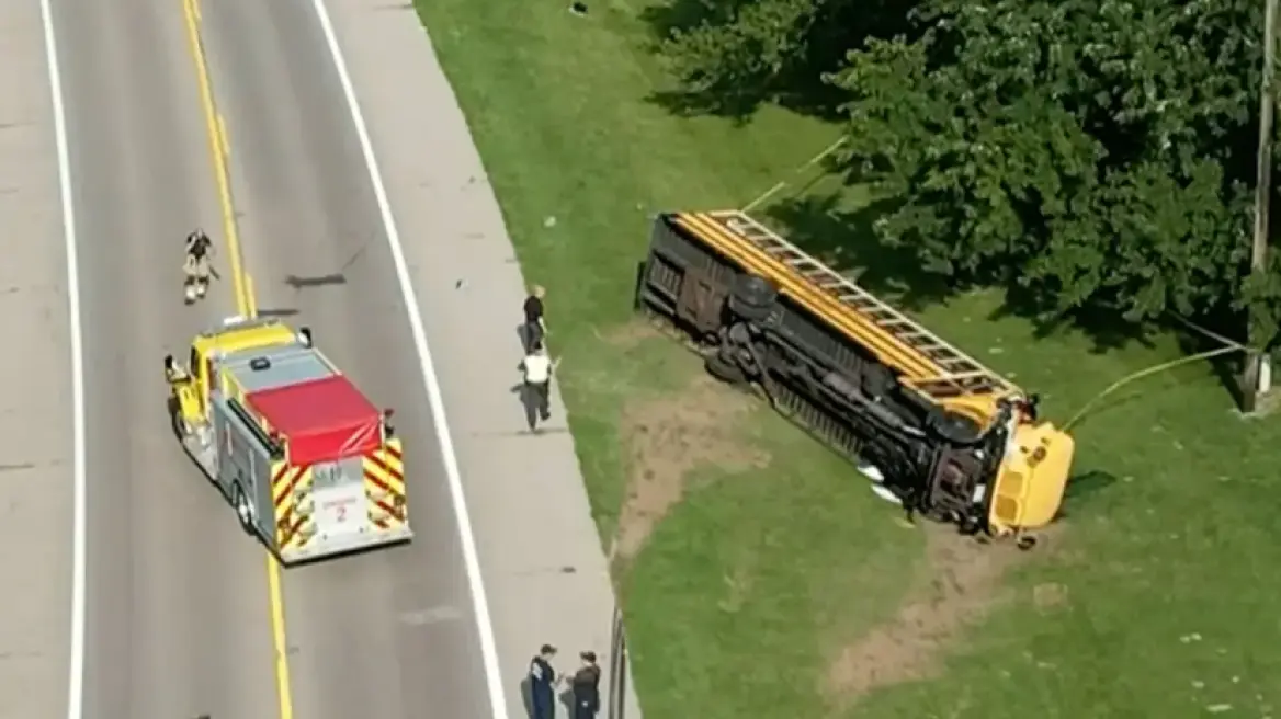 Përmbyset autobusi i shkollës, një fëmijë i vdekur dhe 20 të plagosur