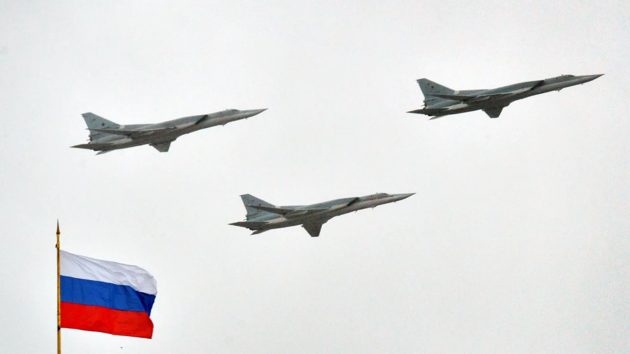 Sulmet ukrainase kanë goditur bazat  që strehojnë avionë luftarakë supersonikë në Rusi