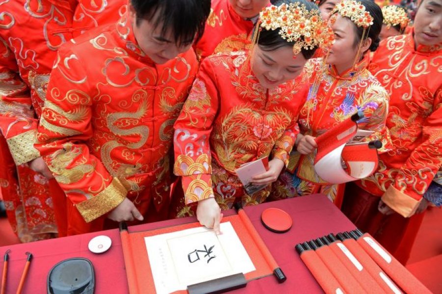 Rënia e lindshmërisë, Kina e ‘shqetësuar’, paguan të rinjtë që martohen nën moshën 25 vjeç