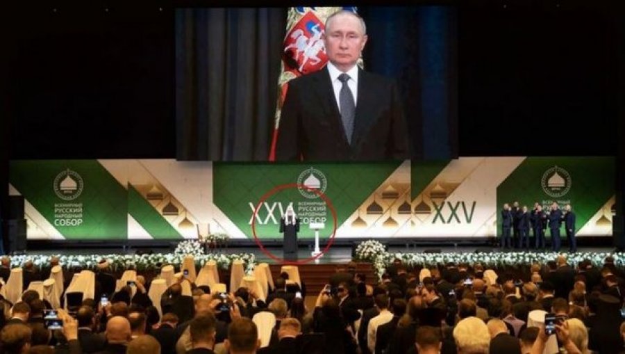Lidhjet e kishës me Putinin, kreu i saj lutet me fotografinë e tij në ekran