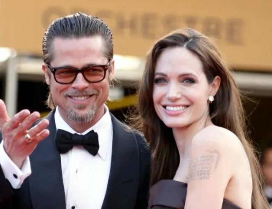 Brad Pitt mendon se Angelina Jolie qëndron pas postimit ofendues të djalit të tyre Pax