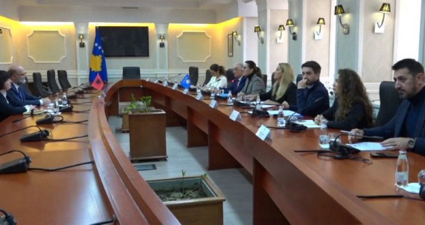 Ambasadori i Shqipërisë në Kosovë zhvillon takim me deputetët