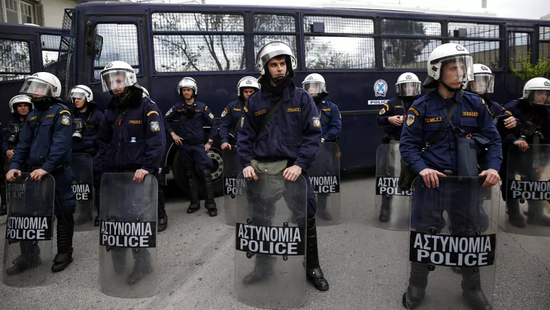 Huliganët mes tifozëve grekë të volejbollit plagosin rëndë policinë