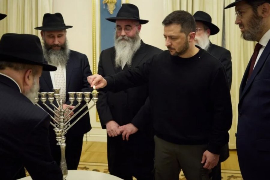 Zelensky uron liderët hebrenj në ditën e parë të Hanukkah