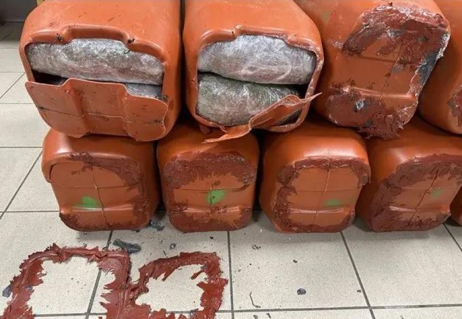 Trafik droge Shqipëri-Greqi, kapen në Selanik 54 kg marijuanë të fshehur në bidona