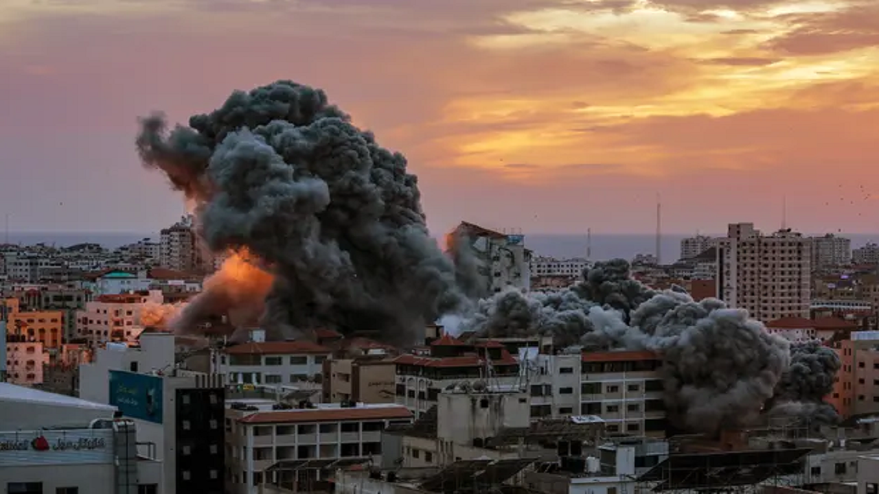 Raporti: Izraeli përdori një nga bombat më të mëdha dhe më shkatërruese në Gazën jugore