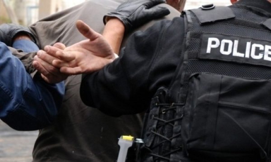 Shkëmbim zjarri mes policisë dhe disa personave në Zubin Potok, një serb në pranga