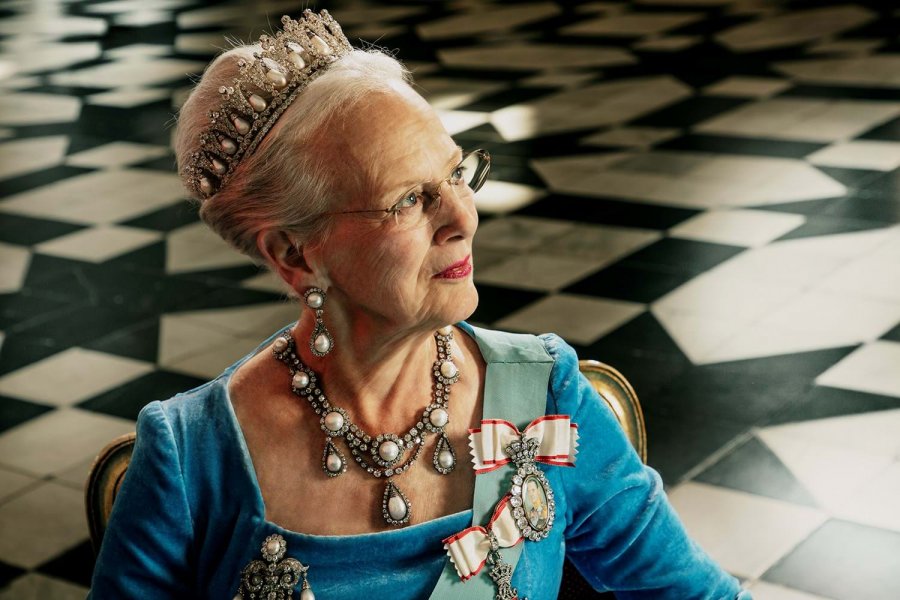 Mbretëresha e Danimarkës njofton abdikimin drejtpërdrejt në TV