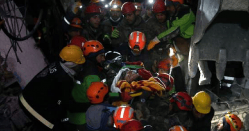 Një grua shtatzënë me vajzën e saj shpëtohen pas 115 orësh në rrënoja