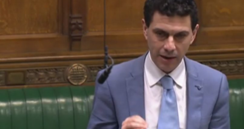 Deputeti britanik, me fjalim të fuqishëm pro Kosovës në Parlamentin e Mbretërisë së Bashkuar (VIDEO)