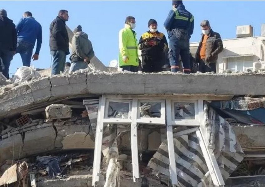 15 shtëpi, vetëm tre të mbijetuar, të gjithë humbën jetën nën një bllok apartamentesh në Turqi