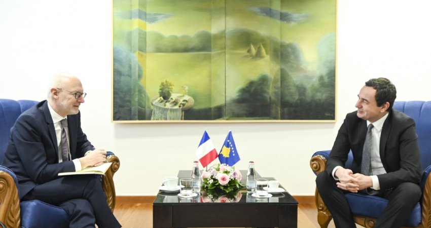 Kurti takohet me ambasadorin e Francës, bisedon për planin franko-gjerman 